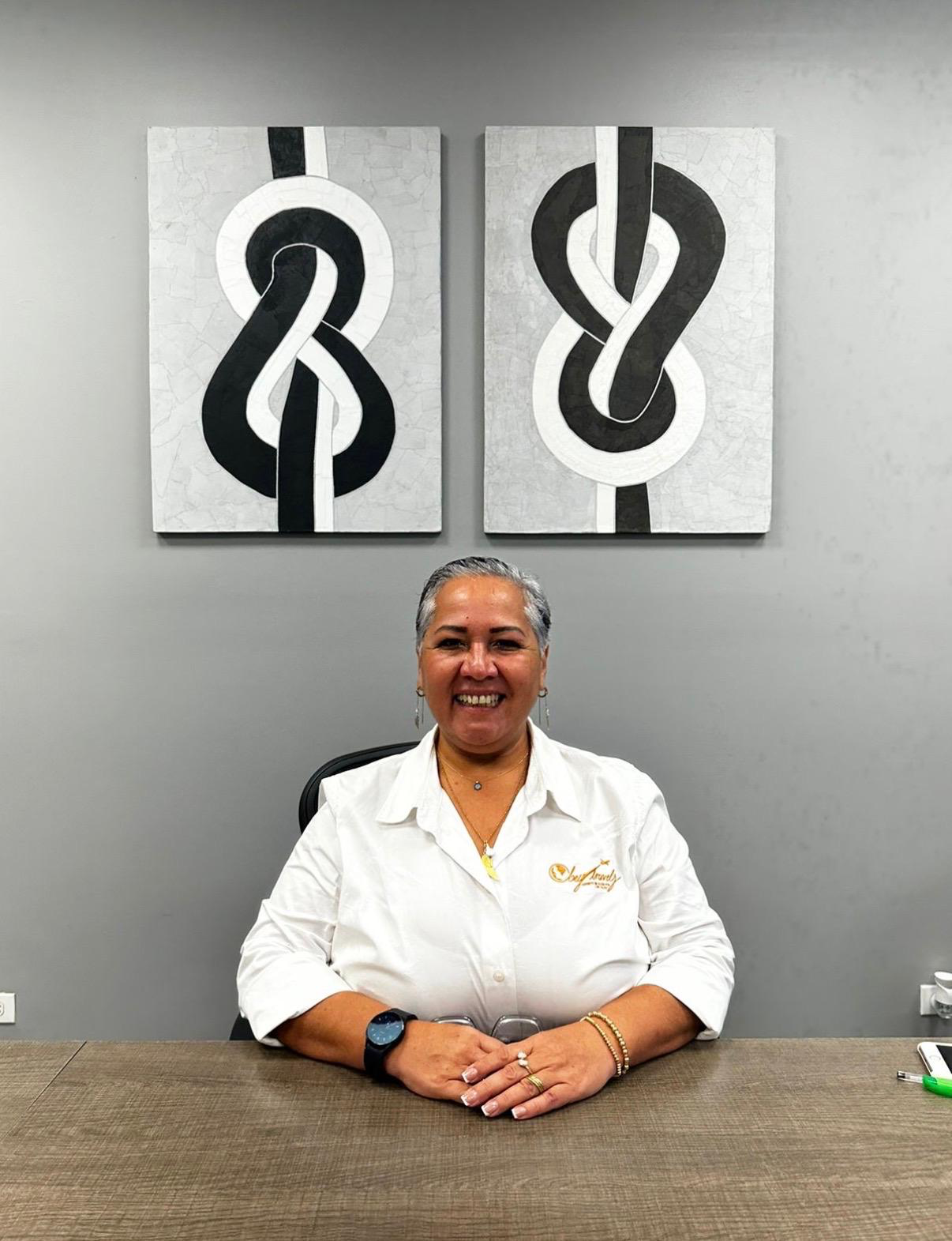 Olivia Beyer, fundadora de ObeyTravels, en la oficina de Cancún